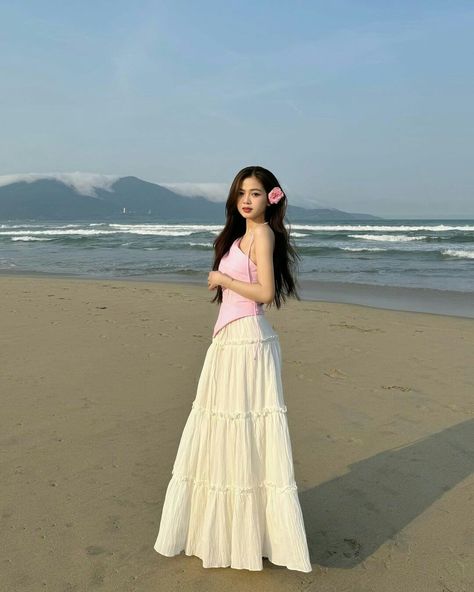 Japan Beach Outfit, Flowy Beach Outfits, Korean Beach Outfit Aesthetic, Beach In Winter Outfit, Japanese Beach Outfit, Ulzzang Beach Outfit, Sea Outfit Summer Korean, Beach Ootd Ideas, Girly Pose Photo Ideas