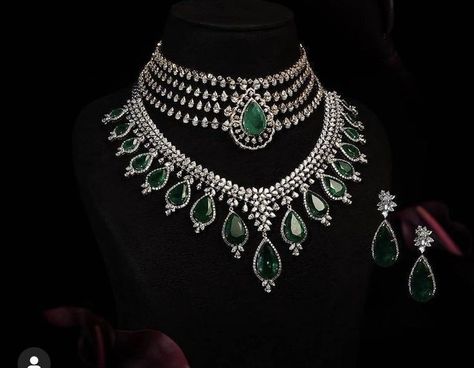 Green Indian Necklace, Bridal Diamond Necklace Indian, Old Money Outfits Men, Engagement Ring Non Traditional, Necklace Women Gold, Women Gold Chain, Diamond Necklace Indian, Emerald Jewellery, Beautiful Jewelry Diamonds