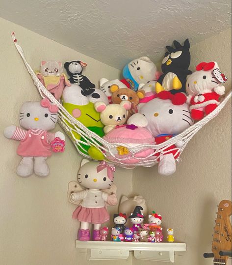 Plush Net Ideas, Net For Plushies, Plushie Room Decor, Plush Collection Room, Plushie Setup, Plushes On Bed, How To Display Plushies, Plushie Shelves, Squishmallows Net