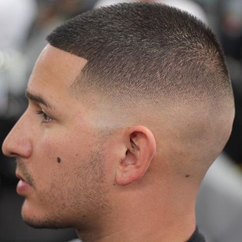 cool 75 Ideas for Low and High Skin Fade - Redefine Elegance and Masculinity Check more at http://machohairstyles.com/best-skin-fade/ High Skin Fade Buzzcut Men, Fade Buzzcut, Buzzcut Men, Haircut Boys, Male Haircuts, Very Short Hair Men, High Skin Fade, Skin Fade, Low Fade