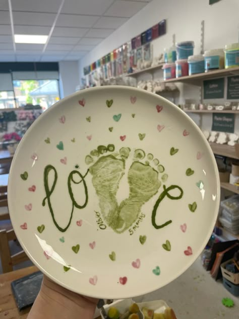 Valentines Plates Diy, Plate Handprint Art, Ceramic Handprint Ideas, Newborn Pottery Ideas, Hand Print Plate Ideas, Footprint Pottery Ideas, Pottery Painting Handprint Ideas, Baby Ceramic Painting Ideas, Toddler Pottery Painting Ideas