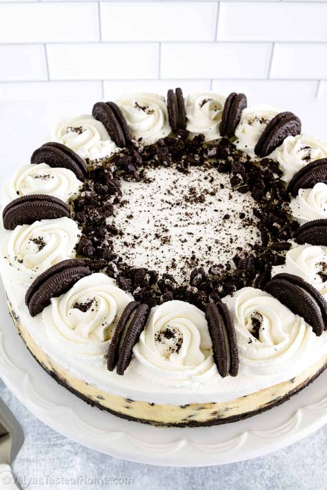 This Oreo Cookie Cheesecake comes out perfect every single time! With extra cookies and cream in every bite, you're going to love it! Oreo Deserts, Oreo Cookie Cheesecake, Baked Caramel Apples, Birthday Cheesecake, Oreo Cheesecake Cookies, Cookie Cheesecake, Cheesecake Parfaits, Baked Caramel, Cheesecake Toppings