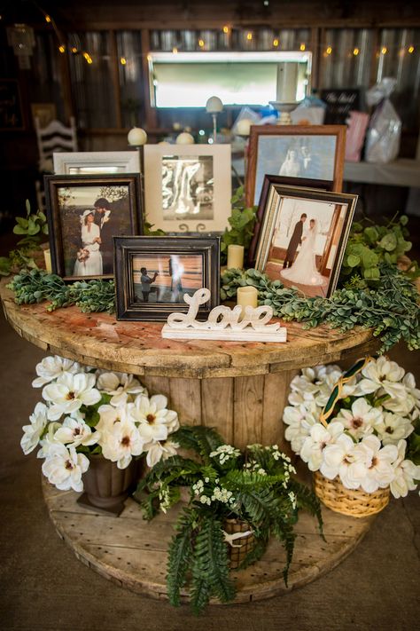 Wedding Reception Entry Tables, Country Wedding Dinner, Ranch Wedding Ideas Outdoor Receptions, Rustic Wedding Memorial Table Ideas, Centerpieces Wedding Country, Rustic Wedding Decor For Tables, Front Table Wedding Decor, Classy Country Wedding Decor, Barn Style Wedding Decor