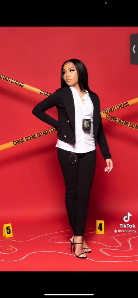 Detective Photoshoot, Scene Photoshoot, Degree Picture, Detective Outfit, College Graduation Pictures Poses, Grad Photography, Grad Pictures, Forensic Psychology, Grad Pic