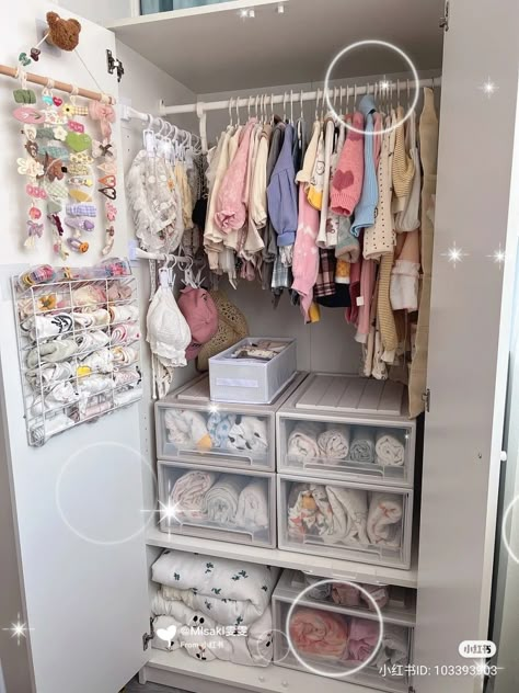 Minimalist Organization Bedroom, Wardrobe Design Bedroom Aesthetic, Kawaii Closet Organization, Small Closet Ideas Aesthetic, Cute Closet Ideas Small Spaces, Cute Wardrobe Furniture, Korean Closet Organization, Cute Small Closet Ideas, Korean Closet Room