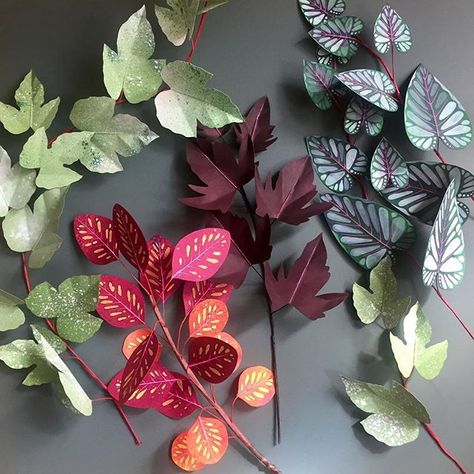 Săpunuri Handmade, Make Paper Flowers, Plants Diy, Paper Cutout Art, Fleurs Diy, Easy Paper Flowers, Paper Plants, Cool Paper Crafts, Paper Leaves