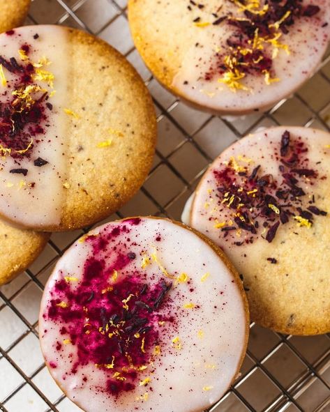 For a tropical, tangy sweet treat, these Hibiscus Lemon Cookies can't be beat. All Natural Cookie Recipes, Fancy Cookies Christmas, Botanical Desserts, Herbal Cookies, High Tea Cookies, Tropical Sugar Cookies, Botanical Cookies, Hibiscus Cookies, Tropical Cookies