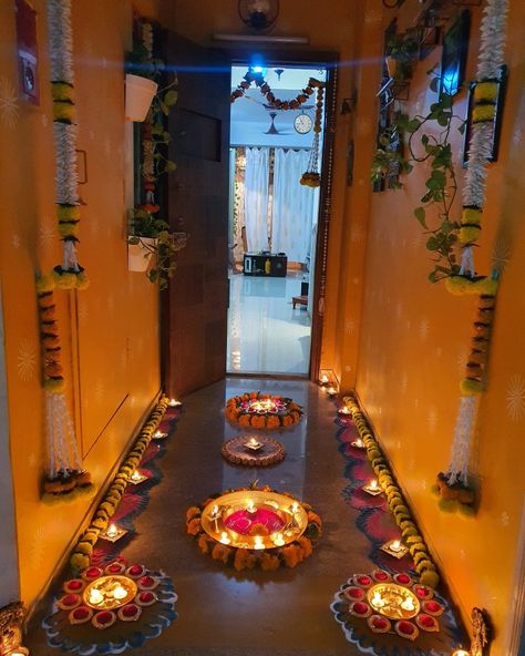 Diwali Corridor Decoration, Welcome Rangoli Design Entrance Simple, Diwali Decor Aesthetic, Diwali Entrance Decorations, Diwali House Decoration Ideas Entrance, Diwali Entrance Decor, Diwali Aesthetic Decor, Diwali Decorations At Home Entrance Door, Diwali Decorations At Office