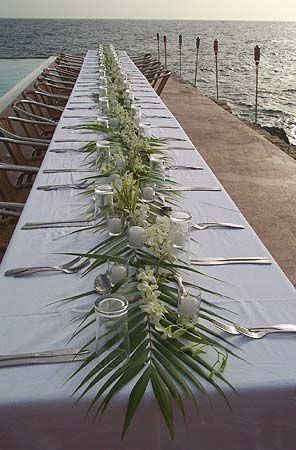 perfect for the islands... Nails Beach, Wedding Decors, Rustic Wedding Decorations, Beach Table, Tafel Decor, Outdoor Dinner, Ideas Nails, Simple Table, Wedding Table Decorations