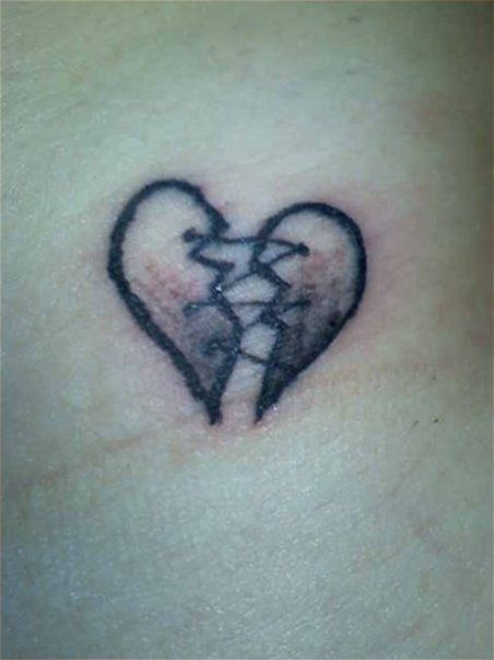 Emo Tattoo Ideas, Heart Realistic, Simple Heart Tattoos, Emo Tattoos, Red Heart Tattoos, Tattoos Inspo, Grunge Tattoo, Funky Tattoos, Tattoo Heart