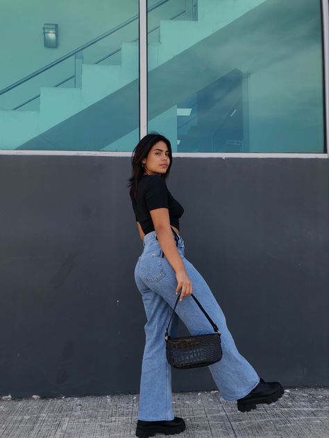 Black Platform Boots Outfit Casual, Wide Leg Jeans Outfit With Boots, Wide High Waist Jeans Outfit, Jean Oxford Outfit, Wide Leg Jeans And Boots Outfit, Wide Leg Jeans Boots Outfit, Blue Jeans Black Boots Outfit, Platform Boots With Jeans, Blue Jeans With Black Boots