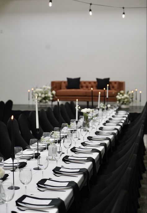 Black And White Long Table Setting, Black White Table Decorations, Anniversary Tablescape, Minimalist Dinner Table, Man Breakfast, Black And White Event, White Table Decorations, Black And White Party Decorations, Dinner Table Set Up