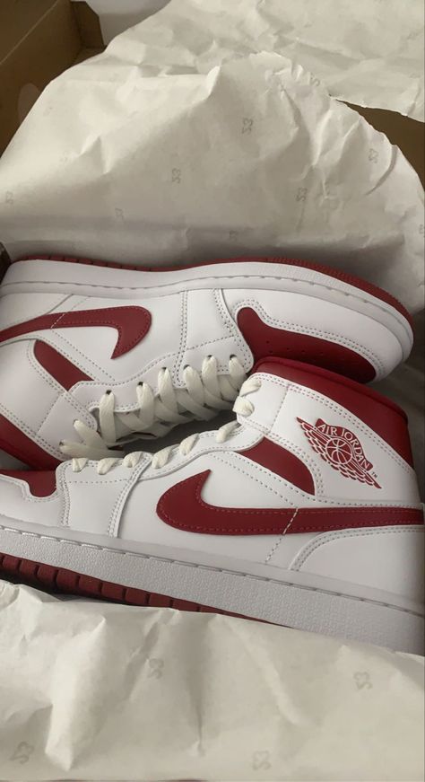 Air Jordans High Tops, Jordan 1 Reverse Chicago, Jordan 1 Aesthetic, Red And White Shoes, Air Jordan 1 Mid Chicago, Jordans Aesthetic, Jordan 1 Mid Chicago, Jordan 1 Red, Air Jordan Red