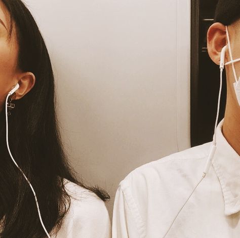 couple listening to music earpods blast warm orange aesthetic minimal Best Friends Listening To Music, Couples Listening Music Aesthetic, Listening To Music Couple Aesthetic, Couple Listening To Music Together Art, Listening To Music Together Couple, Friends Listening To Music Aesthetic, Music Aesthetic Listening, Listening To Music With Friends, Couple Music Aesthetic