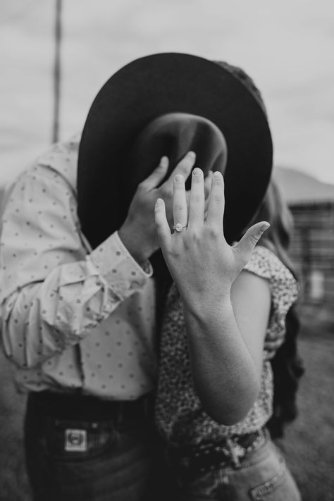 Country Inspired Engagement Photos, Cowboy Themed Engagement Photos, Western Proposal Pictures, Wedding Photos Western, Womens Western Photoshoot, Western Chic Engagement Photos, New Mexico Engagement Photos, Engagement Announcement Photos Ideas, Country Wedding Engagement Photos