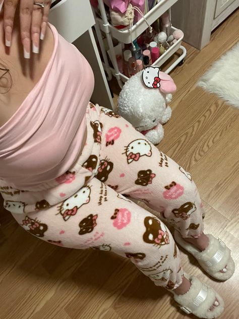 Baggy Pjs Aesthetic, Cute Pj Day Outfits For School, Pjs Hello Kitty, Hello Kitty Fit, Cute Pj Outfits, Hello Kitty Pjs, Cute Painted Pumpkin Ideas, Cute Lounge Outfits, Kitty Clothes