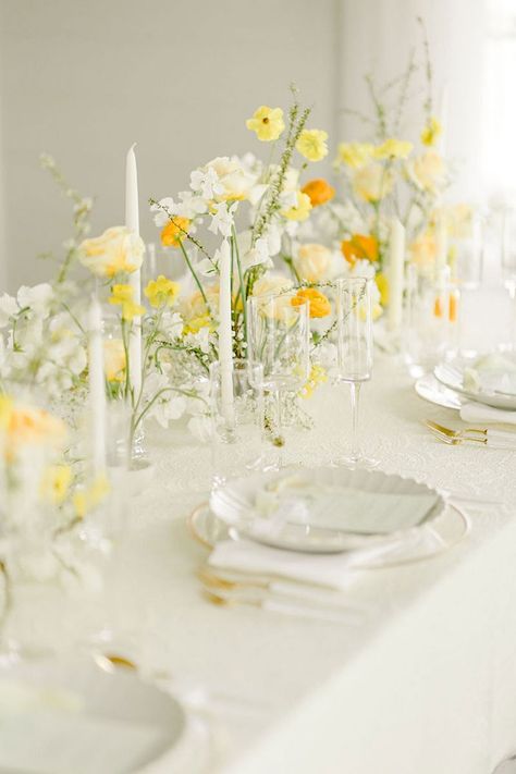 White And Yellow Bridal Shower Ideas, White And Yellow Birthday Decorations, Pastel Yellow Party Decorations, Yellow And Orange Wedding Decor, Yellow Flowers Table Decor, Yellow White Wedding Theme, Yellow Flowers For Weddings, Yellow And White Table Decor, White And Pale Yellow Wedding