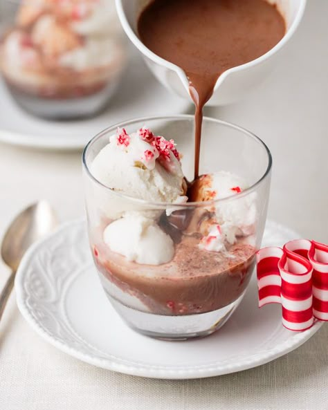 peppermint ice cream and hot cocoa "affogato"...would be lovely with espresso and white chocolate liqueur as well! Peppermint Ice Cream, Couple Cooking, Chocolate Caliente, God Mat, Chocolate Pudding, Milkshakes, Candy Canes, Healthy Dessert, Holiday Treats