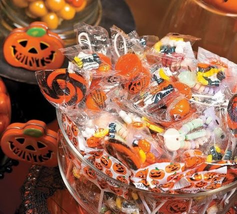 Aesthetic Candy, Cute Treats, Explore Aesthetic, Hallowen Ideas, Halloween Store, Halloween Aesthetic, Season Of The Witch, Halloween Snacks, Fall Halloween Decor