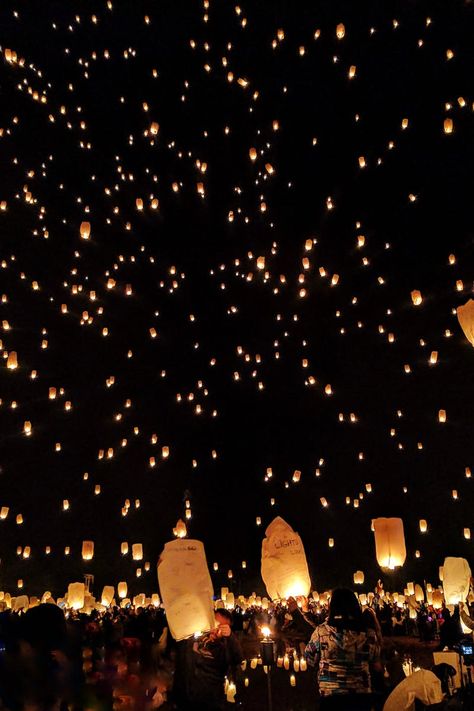 Floating Lantern Festival, Ancient China Aesthetic, Chinese Lantern Festival, Floating Lanterns, Sky Lanterns, Chinese Lantern, Large Lanterns, Floating Lights, New Year Wallpaper