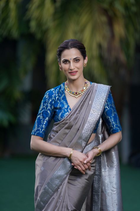 Contrast Blouse For Grey Colour Saree, Grey Saree With Blue Blouse, Shilpa Reddy Saree Blouses, Grey Colour Saree Combination Blouse, Gray Saree Blouse Combination, Dark Blue Saree Contrast Blouse, Silver Saree With Contrast Blouse, Pattu Sarees Color Combinations, Saree Blouse Color Combinations