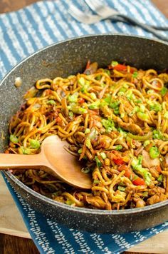 Noodle Meals, Chinese Fakeaway, Fakeaway Recipes, Singapore Noodles, Noodle Dish, Sambal Oelek, Night Food, Syn Free, Sweet Chilli