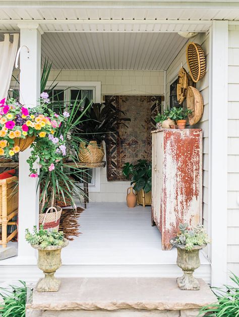 A jungalow style house to escape from the summer heat - The Eat Culture Eclectic Front Porch Decor, Funky Front Porch, Eclectic Porch Ideas, Eclectic Front Porch Ideas, Boho Garage Ideas, Eclectic Porch Decor, Bohemian Front Porch Ideas, Jungalow Patio, Colourful Eclectic Interiors