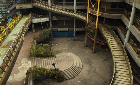 Abandoned Florida, Mall Fountain, Abandoned Mall, Urban Decay Photography, The Nuclear Age, Viral Photos, Abandoned Malls, Dead Malls, Abandoned Hotels