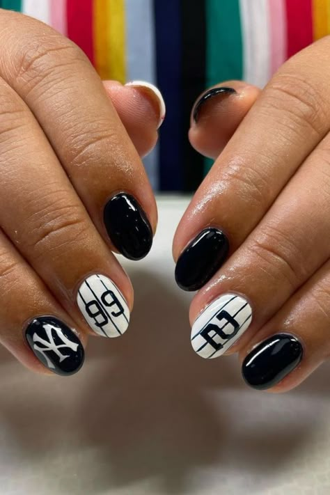 new york yankees baseball nail art Baseball Acrylic Nails, Yankee Nails Designs, New York Yankees Nails Designs, New York Yankees Nails, Softball Nail Designs, Subtle Baseball Nails, Black And Red Baseball Nails, Baseball Themed Nails, Yankee Nails