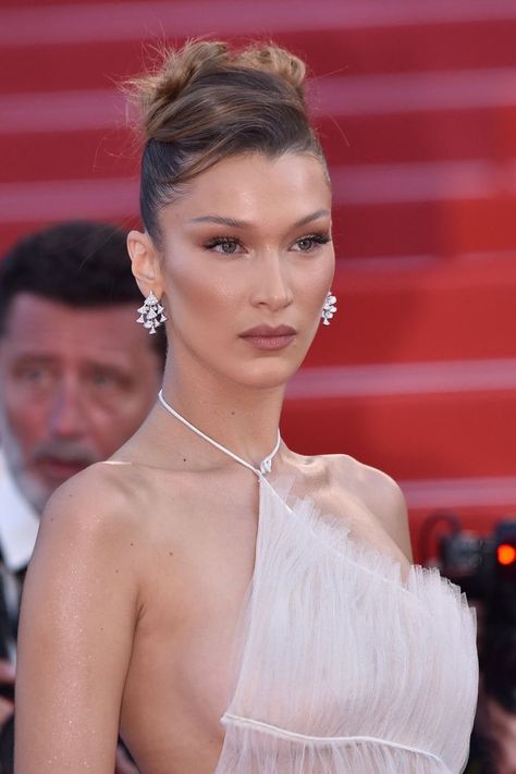 Bella Hadid Red Carpet, Bella Hadid Hair, Red Carpet Hair, Bella Hadid Outfits, Bridal Hair Updo, Bella Hadid Style, Makijaż Smokey Eye, Royale High, How To Make Hair