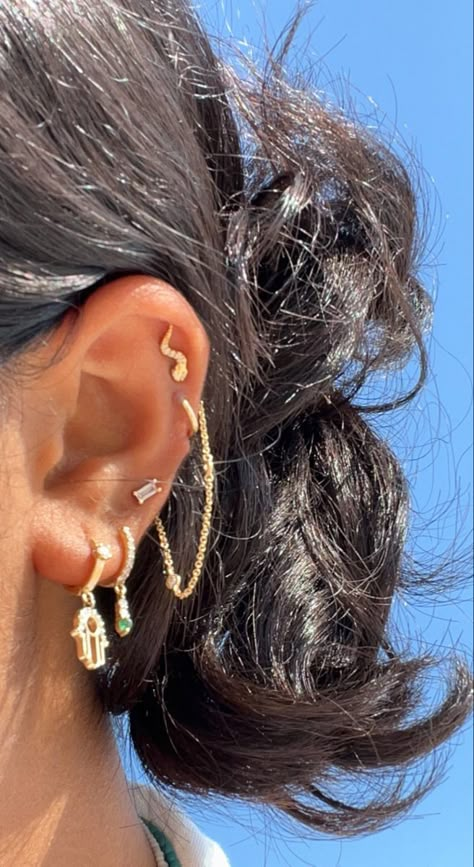 Gold Ear Piercings Black Women, Earring Stacks Black Women, Earring Stacks Aesthetic, Aesthetic Piercings Ear, New Ear Piercing, Different Ear Piercings, Piercings Ideas, Piercing Inspo, Cool Ear Piercings