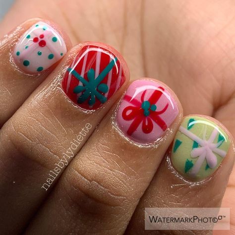 Christmas Nails Manicure, Xmas Bow Nails, Christmas Nail Designs Kids, Square Christmas Nail Designs, Quirky Christmas Nails, Cindy Lou Who Nails, Dnd Christmas Nails, Kid’s Christmas Nails, Gel Nails Simple Design