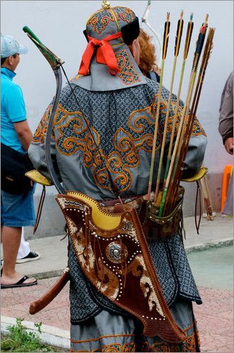 Naadam Festival archer, Mongolia. Technically not a reenactor, but rather an archer wearing traditional Mongolian attire. Mongolian Archery, Naadam Festival, Mongolian Clothing, Leather Quiver, Mounted Archery, Archery Gear, Arrow Quiver, Traditional Bow, Archery Equipment