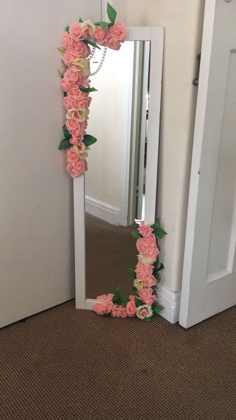 Flower Diy Mirror, Mirrors With Flowers, Flowered Mirror Diy, Mirror Decorated With Flowers, Diy Flower Mirror With Lights, Selfie Poses Mirror, Ideas Para Decorar Espejos, Kawaii Full Body Mirror, Decorate Mirror