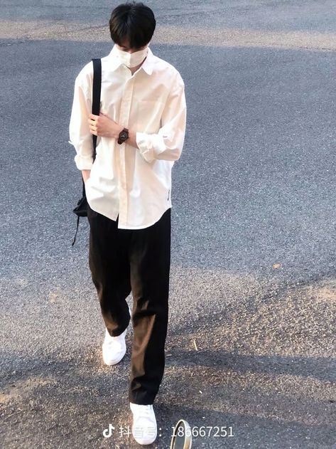 Summer Street Fashion Men, Male Dress Outfits, School Guy Outfits, Korean Boy Fashion, School Boy Aesthetic, Korean Boy Aesthetic, Simple Korean Outfits, Boy Outfits Aesthetic, Boys Aesthetic Outfits