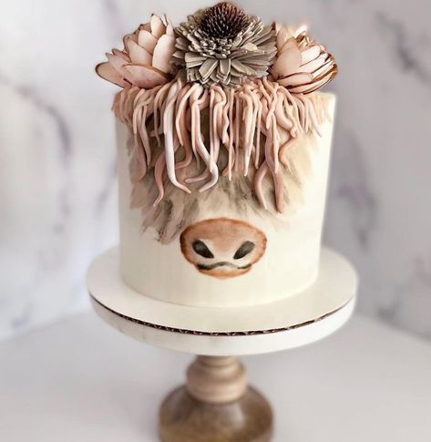 Cute Cow Cake Ideas, High Land Cow Cake, Highland Cow Birthday Cake Ideas, Boho Highland Cow Birthday Party, Highlander Cow Birthday Party, Hyland Cow Birthday Party, Fluffy Cow Cake, Highland Cow Baby Shower Cake, Highland Cow Cake Tutorial