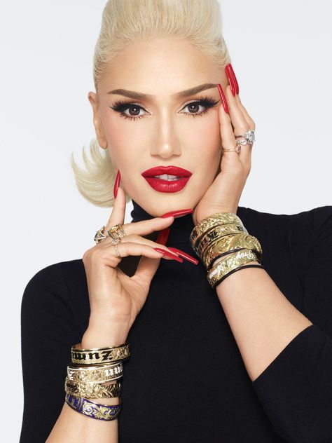 Gwen Stefani Hair, Gwen Stefani Makeup, Gwen Renée Stefani, Gwen Stefani Style, Gwen And Blake, Celebrity Makeup Looks, Top Makeup Products, Satin Lipstick, Lip Set