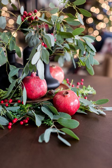 Craftberry Bush | Easy Christmas Centrepiece | https://www.craftberrybush.com Bedroom Ideas Rustic, Christmas Centrepiece, Christmas Bedroom Ideas, Pottery Barn Christmas, Gorgeous Centerpieces, Christmas Fruit, Christmas Floral Arrangements, Farmhouse Holiday, Christmas Decorations Bedroom