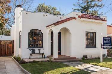 Stucco Bungalow, Retirement Cottage, Spanish Cottage, Mediterranean Exterior Homes, Mediterranean Homes Exterior, Modern Mediterranean Homes, Spanish Revival Home, Mediterranean Exterior, Mediterranean Mansion