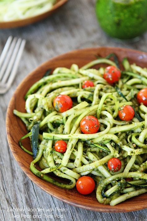 Zucchini Noodles with Pesto Recipe on twopeasandtheirpod.com Zucchini Noodles With Pesto, Spiralizer Recipes, God Mat, Pesto Recipe, Zucchini Noodles, Zucchini Recipes, Spaghetti Squash, Veggie Dishes, Raw Food Recipes