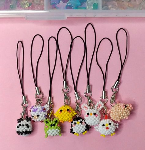 #beadedanimals #animalcharm #phonecharm #phonecharm #cuteanimals Cute Beaded Keychain Ideas, Cute Beaded Keychains, Seed Bead Animals, Beads Phone Charms, Bead Keychain Animals, Keychain Y2k, Beads Animals, Frog Phone, Beads Keychain