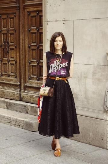 21 Ways to Wear Vintage Tees | StyleCaster : Love how she styled this. Easily head to toe vintage - mixing eras and keeping it fresh ♥ Lady Moriarty, Outfit Rock, Perfect Spring Outfit, Style Parisienne, Shirt Outfits, Top Sewing, Look Retro, Paris Mode, Vintage T Shirts