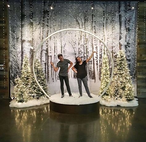 Christmas Snow Globe Photo Booth, Winter Photo Op Ideas, Holiday Stage Decorations, Photo Booth Ideas For Christmas, Snow Globe Picture Backdrop, New Year Stage Decoration, Snow Stage Design, Holiday Photo Booth Backdrop, Christmas Photobooth Decoration