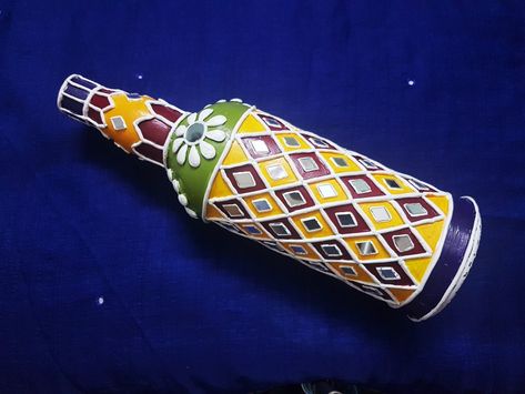 Bottle art with lippan art Glass Bottle Diy Projects, Beer Bottle Art, Bottle Art Projects, Art Bottle, Plastic Bottle Art, Wine Stickers, Lippan Art, Glass Painting Designs, Glass Bottle Diy