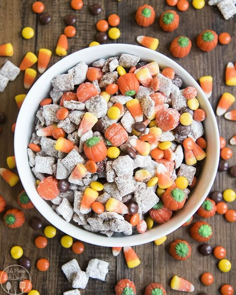 Fall Puppy Chow, Halloween Muddy Buddies, Muddy Buddy Recipe, Chocolate Snack Mix, Fall Puppy, Chex Mix Muddy Buddies, Puppy Chow Recipe, Halloween Snack Mix, Muddy Buddies Recipe