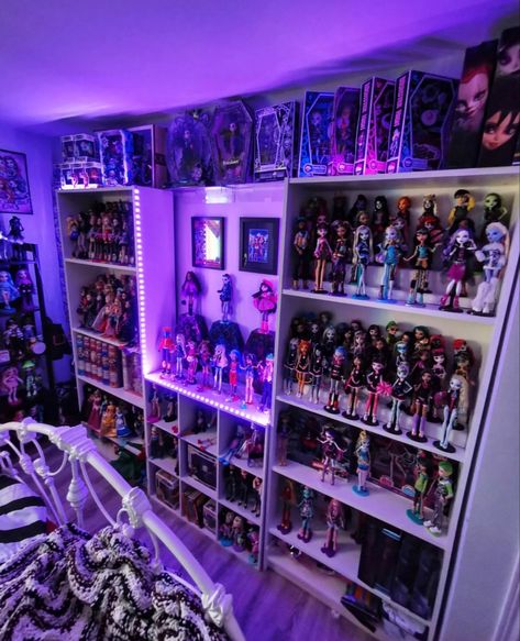 Doll Collection Display Monster High, Monster High Collection Aesthetic, Monster High Doll Display Ideas, Monster High Display Ideas, Doll Collector Room, Monster High Room Ideas, Doll Collection Display Ideas, Monster High Bedroom Ideas, Monster High Collection Display