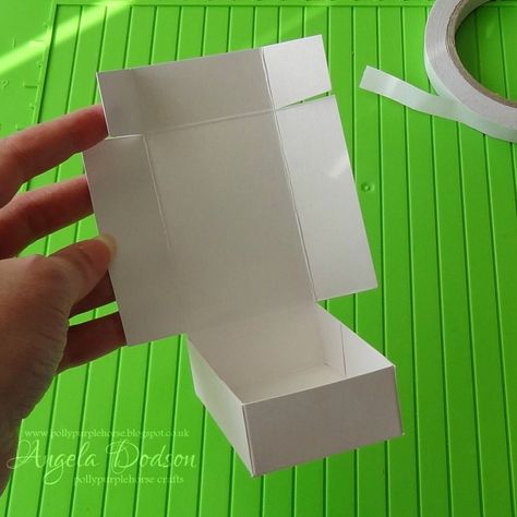 How to Make Mini Gift Boxes - A simple Tutorial How To Make Gift Card Boxes, Gift Box From 12x12 Paper, Diy Small Box With Lid, How To Make A Small Box From Cardstock, Make A Box From Paper, Small Box Tutorial, Mini Box Tutorial, Diy Box Making, Mini Boxes Diy