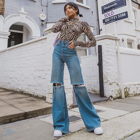 Street Style: 90's Straight Leg Jeans Ripped Flare Jeans Outfit, Outfit With Flare Jeans, Outfits With Flares, Ripped Flare Jeans, 70’s Outfit, Style Flare Jeans, Flare Jeans Outfit, Straight Leg Jeans Outfits, Ripped Jeans Women