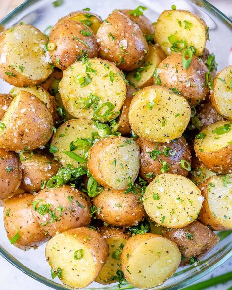 These easy garlic potatoes are made on the stovetop and ready in minutes! Seasoned with garlic, fresh herbs, onion powder, salt, and pepper, this delicious side dish is tasty and perfect with almost anything! Garlic Herb Potatoes, Lunch Vegetables, Garlic Potatoes Recipe, Red Potatoes Recipe, Herb Potatoes, Recipes Potatoes, Creamy Garlic Mashed Potatoes, Herbed Potatoes, Potatoe Recipes