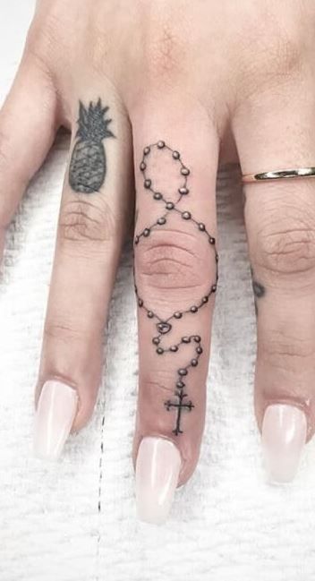 Diamond Finger Tattoo, Rosary Tattoo On Hand, Rosary Tattoos, Cool Finger Tattoos, Finger Tattoo Ideas, Toe Tattoos, Nail Tattoos, Rosary Tattoo, Finger Tattoo For Women